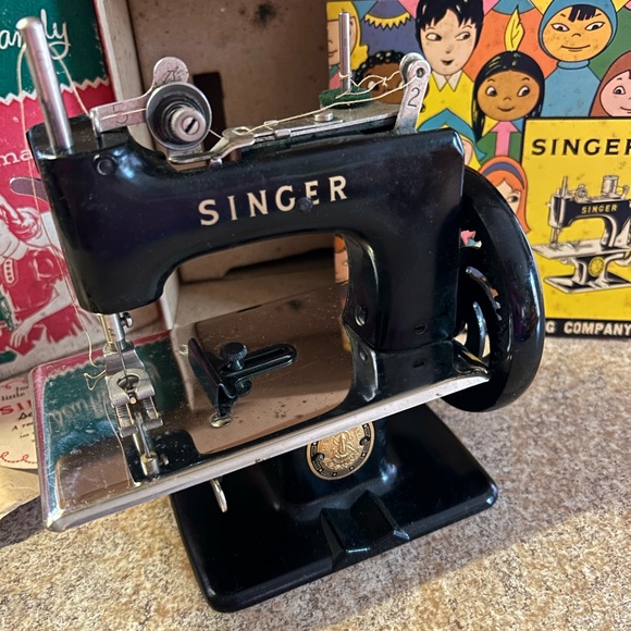 Antique 1955 Singer Child's Sewing Machine - Picture 2 of 12